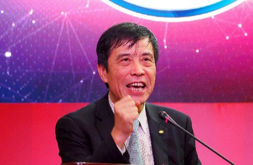 香港或者澳门的年轻人应该回来内地用自己的双眼去看看、去生活、去体会，可以看到祖国的发展。